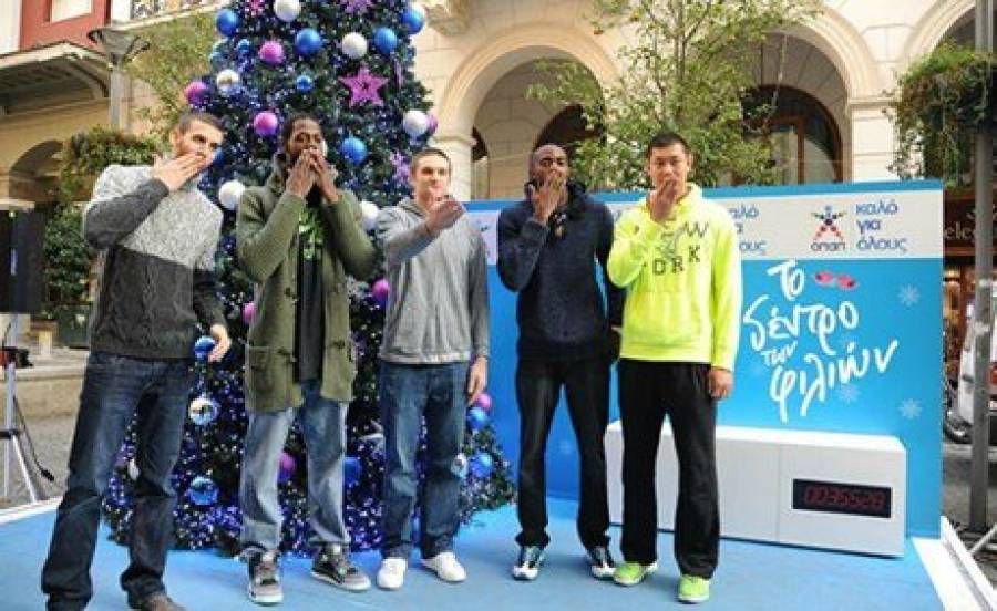 Τρίποντα φιλιών από τους παίκτες της ομάδας μπάσκετ του Παναθηναϊκού