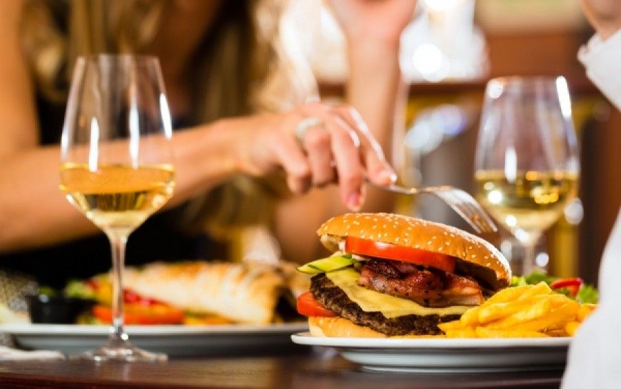 Γιατί προτιμάμε τα «ανθυγιεινά» πιάτα στις εξόδους μας...