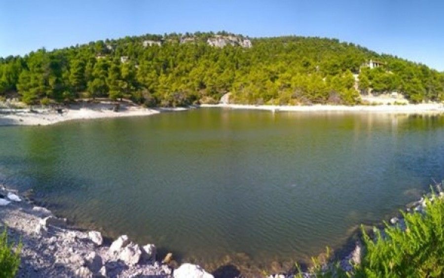 Η άγνωστη λίμνη που βρίσκεται μισή ώρα από την Ομόνοια