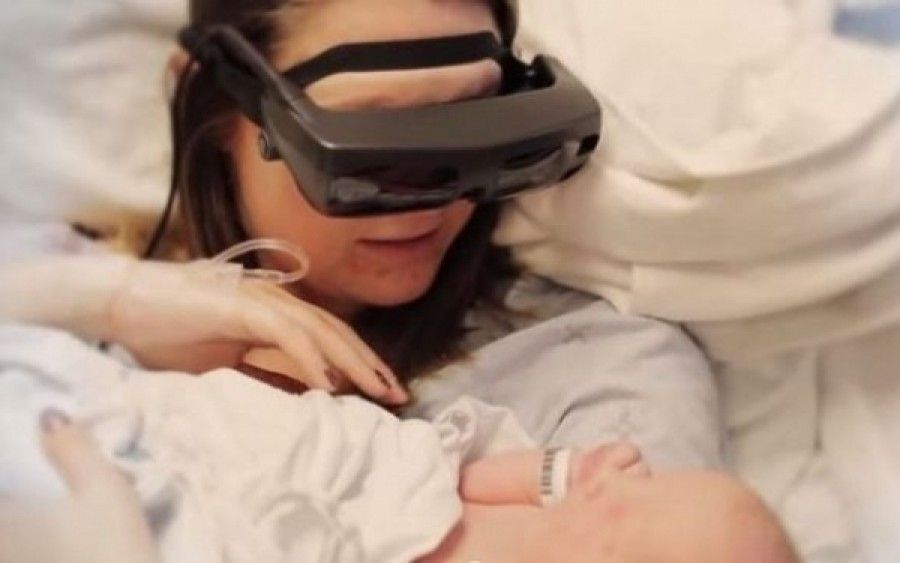 Τυφλή μητέρα βλέπει για πρώτη φορά τον νεογέννητο γιο της, με τη βοήθεια της τεχνολογίας (vid)