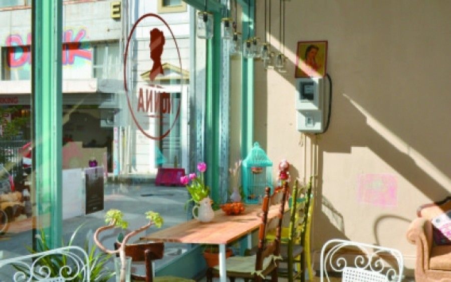 Η Ελένη Ψυχούλη βγαίνει τσάρκα στου -αναγεννημένου- Ψυρρή