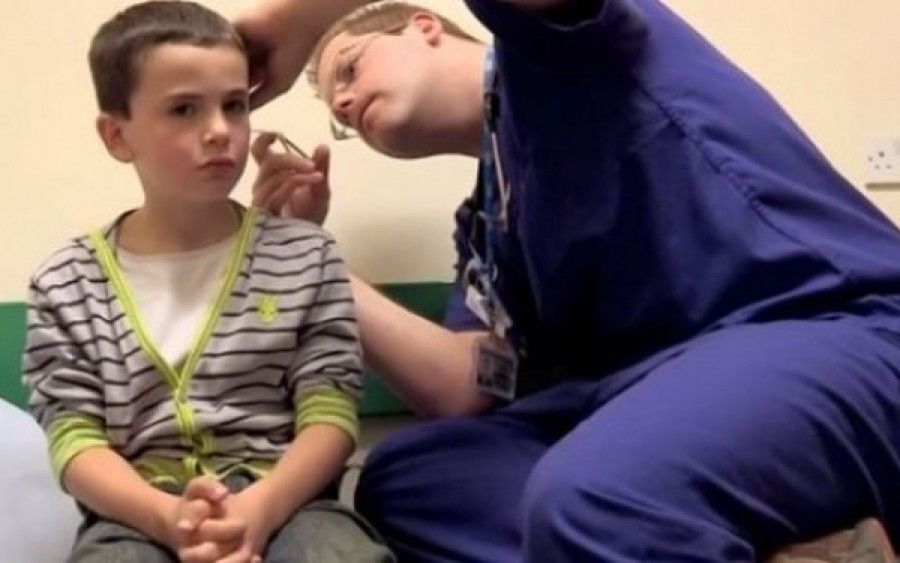 Αυτό το αγόρι νόμιζε πώς είχε ένα μολύβι στο αφτί του αλλά οι γιατροί αφαίρεσαν κάτι άλλο!