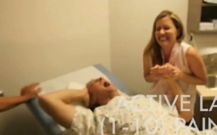 Άνδρας δοκιμάζει τους πόνους της γέννας... Δείτε το video!