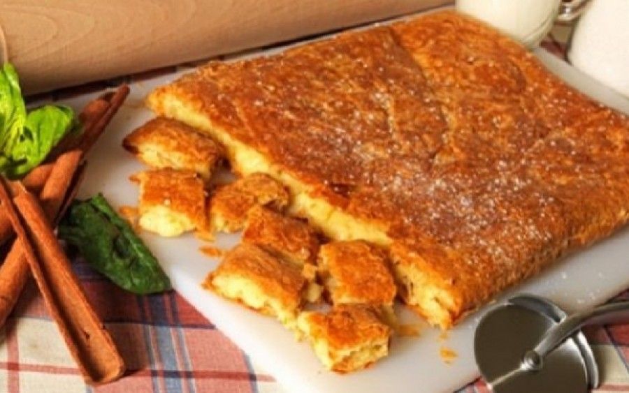 Γλυκιά και τραγανή μπουγάτσα με τυρί!