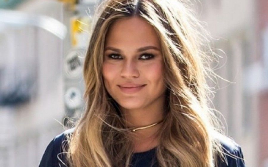 Κάν' το όπως η Chrissy Teigen: 3 τρόποι να χρησιμοποιείς το έλαιο καρύδας κάθε μέρα!
