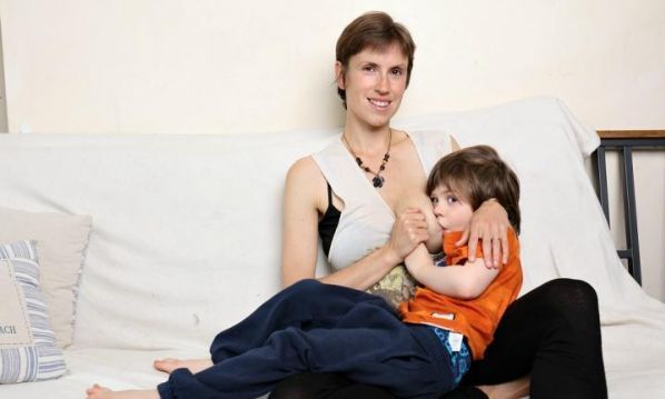 Αυτή η μητέρα άφησε τον πλακούντα στα παιδιά της και θηλάζει ακόμη τον 5 ετών γιο της