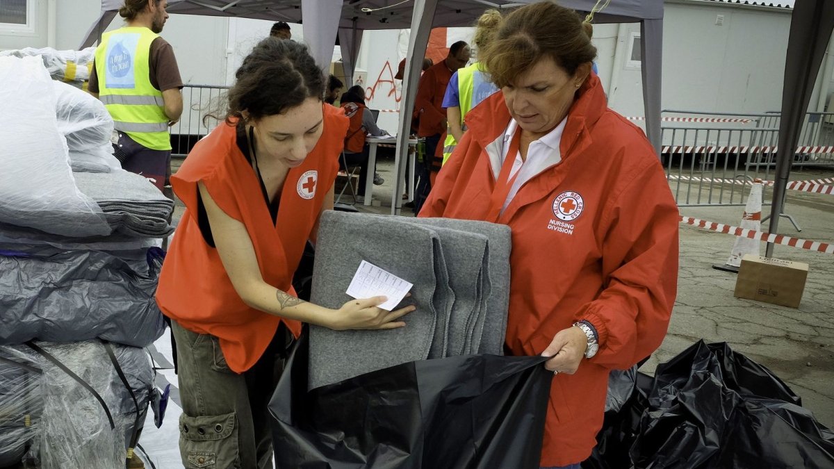 O Ερυθρός Σταυρός διανέμει χειμερινά είδη σε πρόσφυγες ενόψει χειμώνα