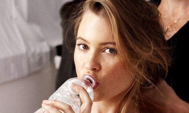 Πόσο νερό πρέπει να πίνεις καθημερινά για να έχεις ενυδατωμένη επιδερμίδα;