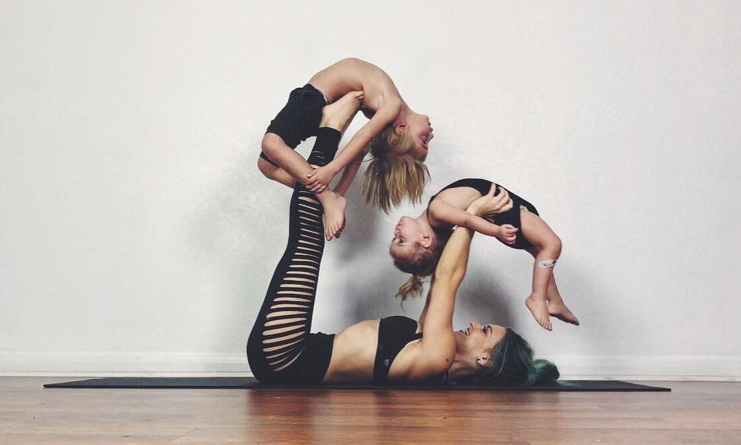 Αυτή η μαμά κάνει yoga με τα παιδιά της και τα βίντεο της έχουν γίνει viral