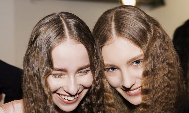 10 τρόποι για να μην μυρίζουν τα μαλλιά σου μετά από τη βραδινή έξοδο