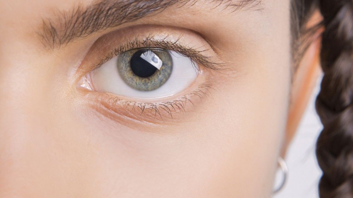 Το κόλπο για να καλύπτεις αποτελεσματικά τους μαύρους κύκλους