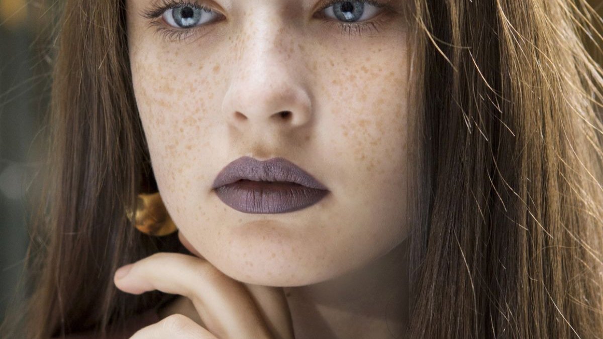 Αυτό είναι το τέλειο τρικ για να κρύψεις το διπλοσάγωνο και να κάνεις το πρόσωπό σου πιο λεπτό!