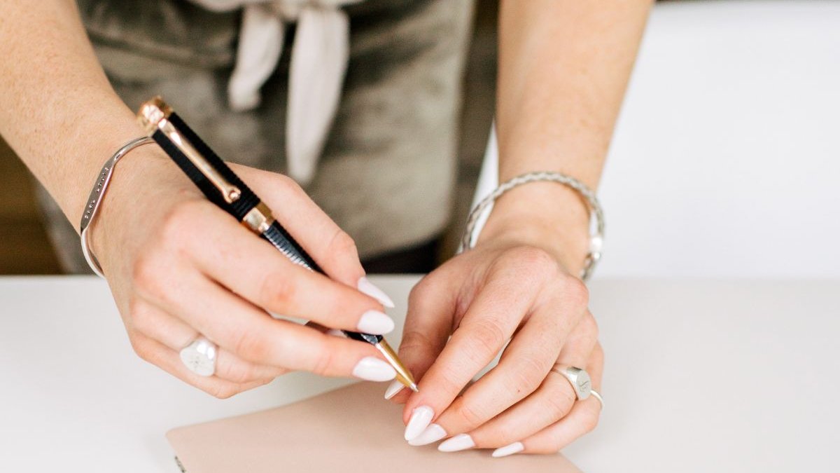 Ο τρόπος για να κάνεις οποιοδήποτε βερνίκι νυχιών να μοιάζει με gel