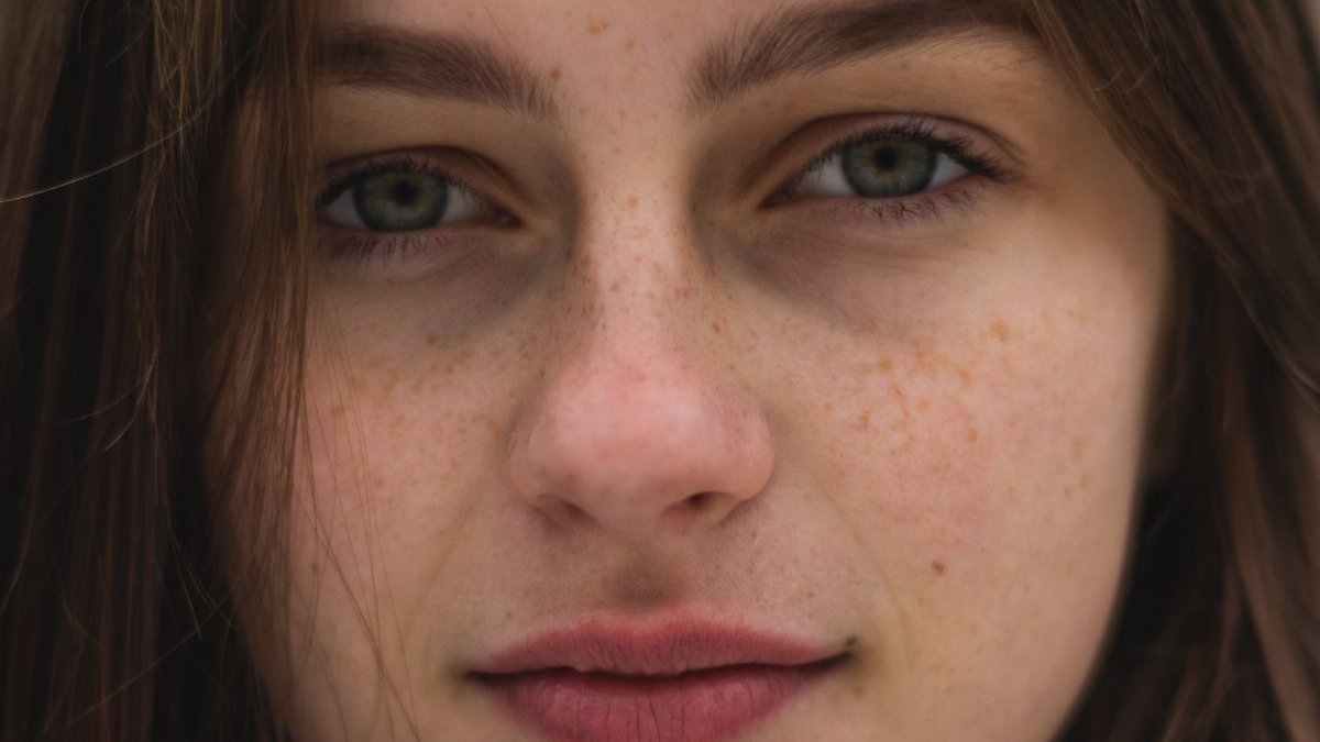 «No MakeUp In May Challenge»: Τι είναι και γιατί να το κάνεις