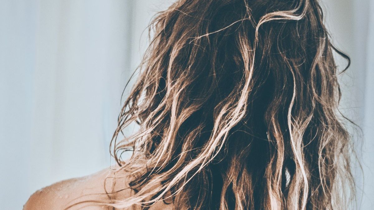 Φριζάρουν τα μαλλιά μου διαρκώς. Τι φταίει και τι να κάνω;