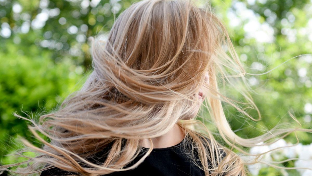 DIY: Αυτό το hair serum θα σου χαρίσει τα δυνατά και υγιή μαλλιά που ονειρεύεσαι