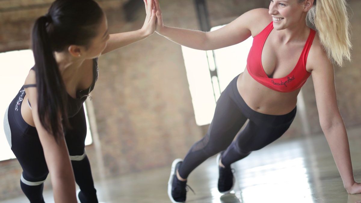 Έφαγες πολλά μελομακάρονα πριν έρθουν τα Χριστούγεννα; Κάψε τις περιττές θερμίδες με αυτό το workout