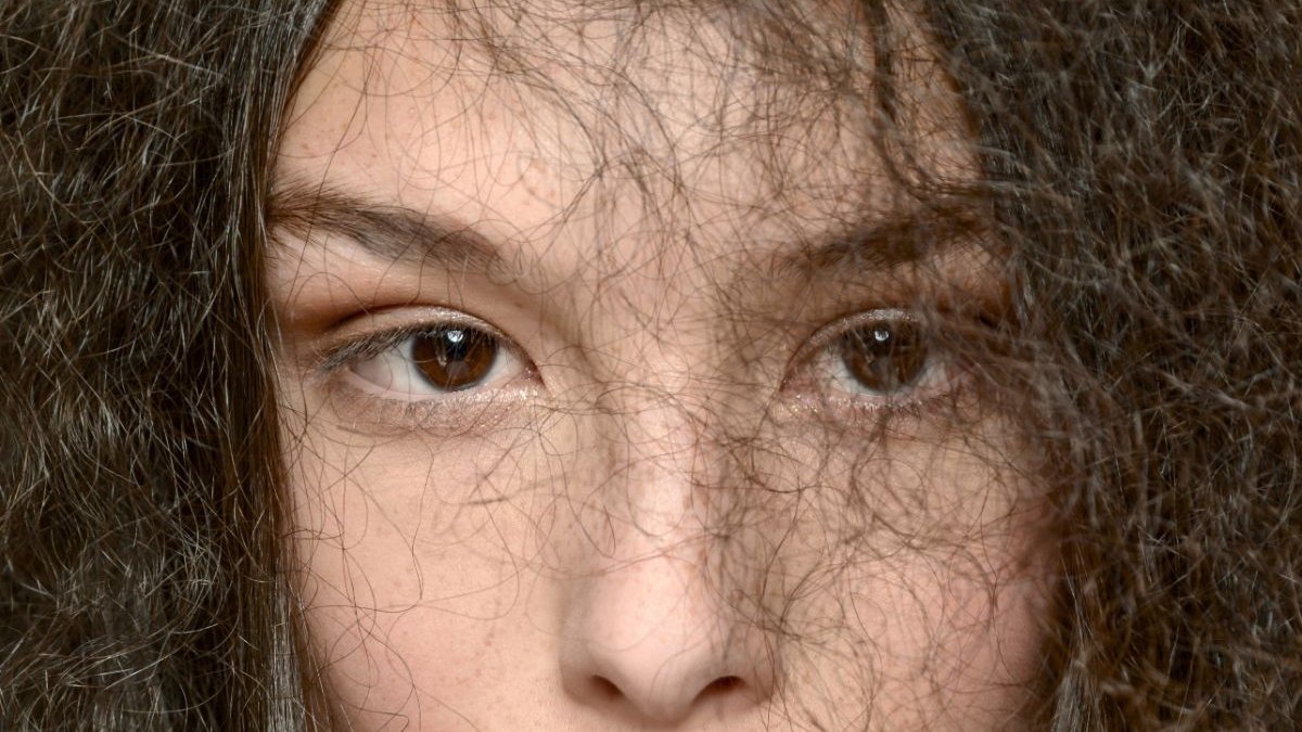 Φριζάρισμα ή στατικός ηλεκτρισμός; Τι συμβαίνει στα μαλλιά σου;