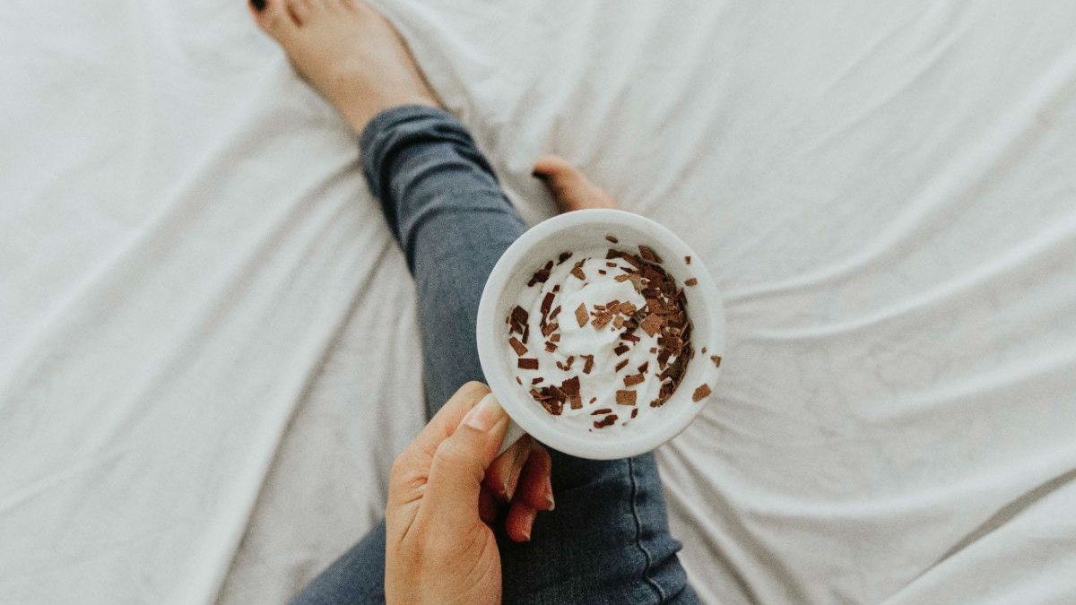 Έπεσε καφές στα ρούχα σου; Δες πώς να τα καθαρίσεις μέσα σε τρία λεπτά!