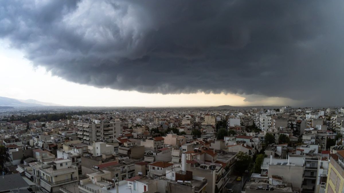 Έκτακτο δελτίο ΕΜΥ: Ήπειρο, Κρήτη και Αττική σάρωσε η κακοκαιρία - Πού θα «χτυπήσει» σήμερα