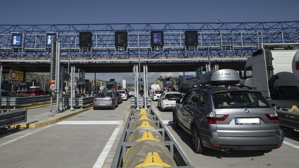 Κορονοϊός: Είναι ανεύθυνοι! Ουρές στα διόδια – Οι Αθηναίοι φεύγουν για την επαρχία