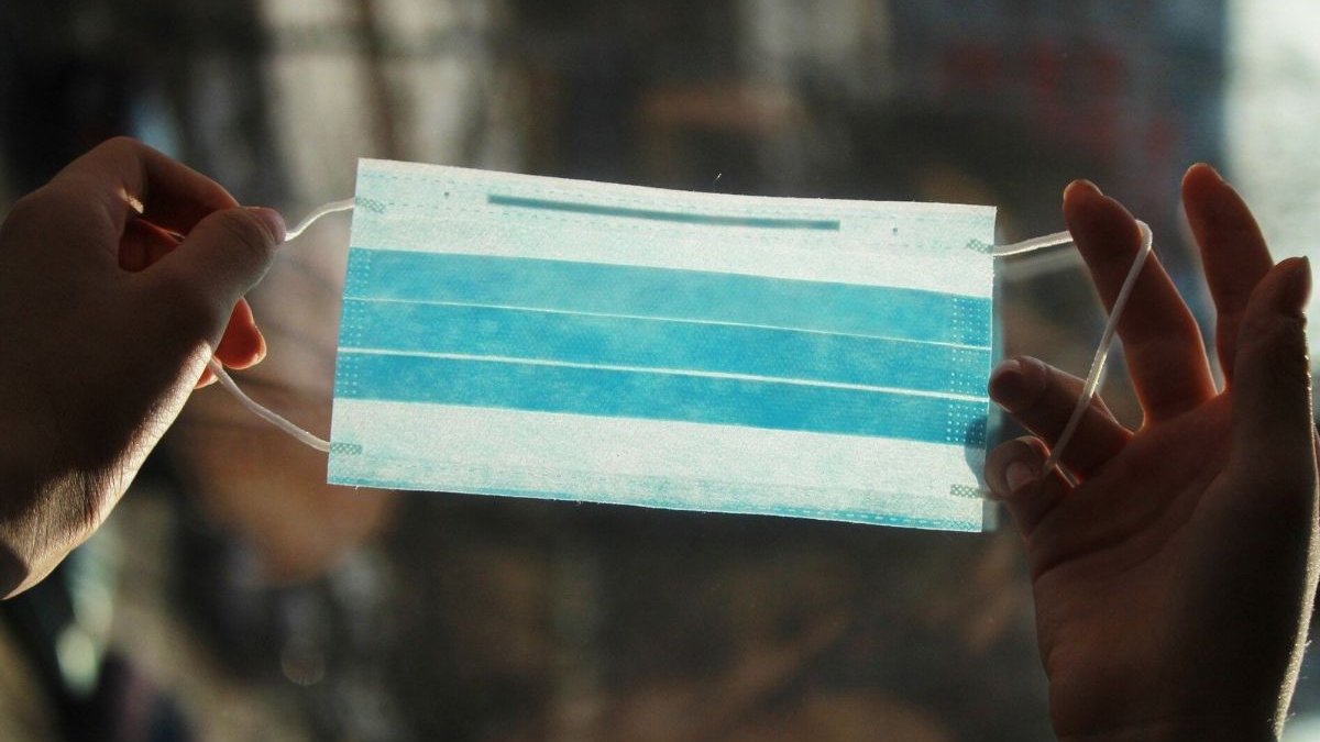 Συγκλονιστικό: Νοσοκόμα κάνει βίντεο κλήση σε ηλικιωμένο για να μιλήσει με το γιο του (video)