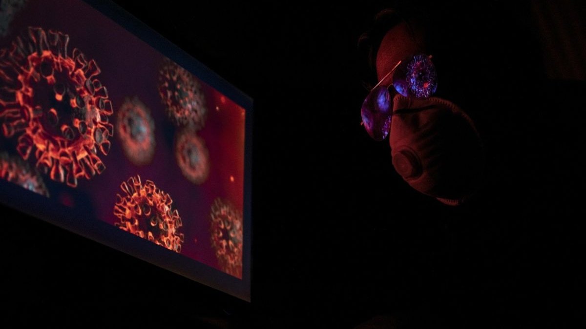 Πειραιάς: «Τρελάθηκε» από τον κορονοϊό και πέταξε την τηλεόραση από το μπαλκόνι (video)