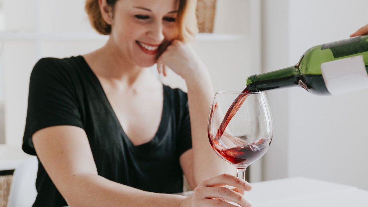 Με αυτόν τον απλό τρόπο θα αφαιρέσεις το κόκκινο κρασί από τα χείλη σου