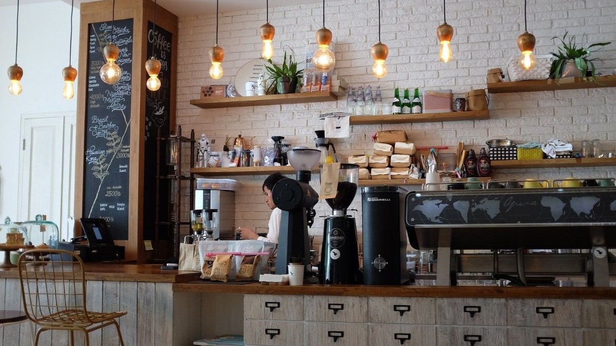 Άρση μέτρων: Καβαλιώτισσα κάνει παράπονα στην κάμερα επειδή δεν άνοιξαν οι καφετέριες (video)