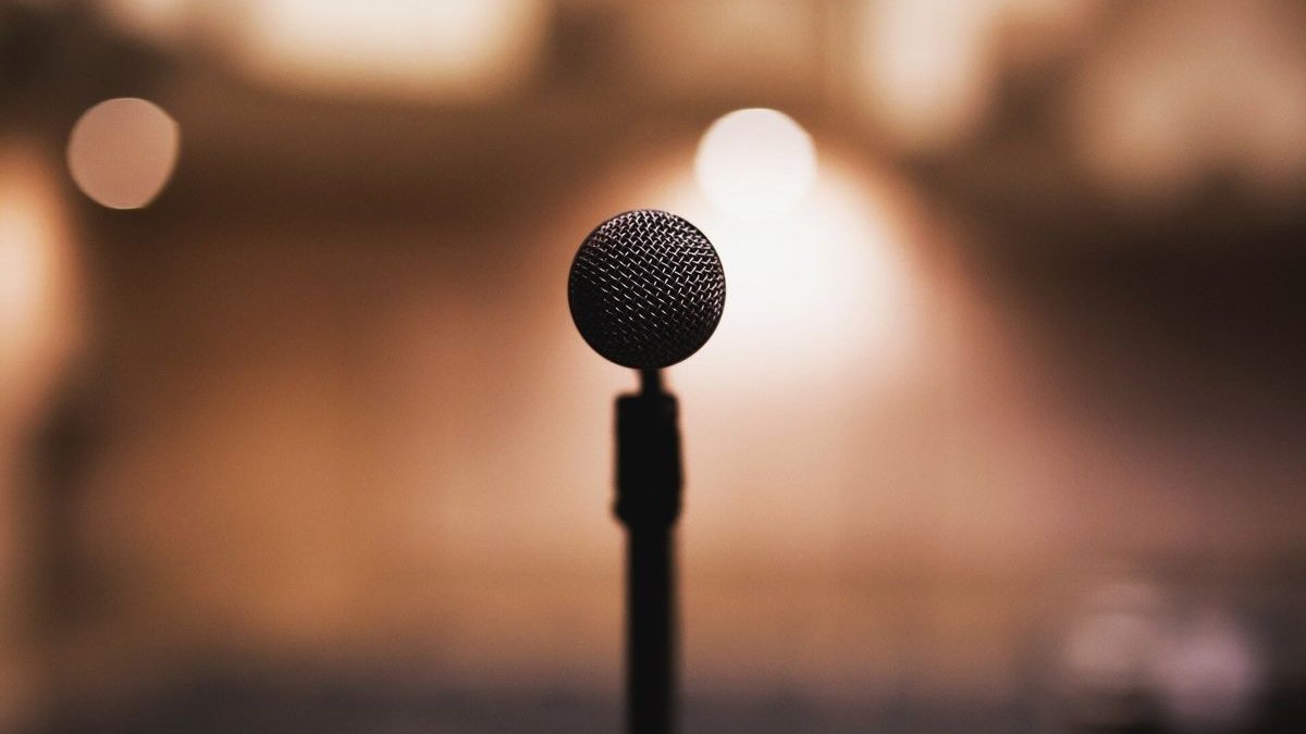 Πασίγνωστος τραγουδιστής δηλώνει: «Θα κοινωνούσα ακόμα και αν ο προηγούμενος ήταν λεπρός» (video)