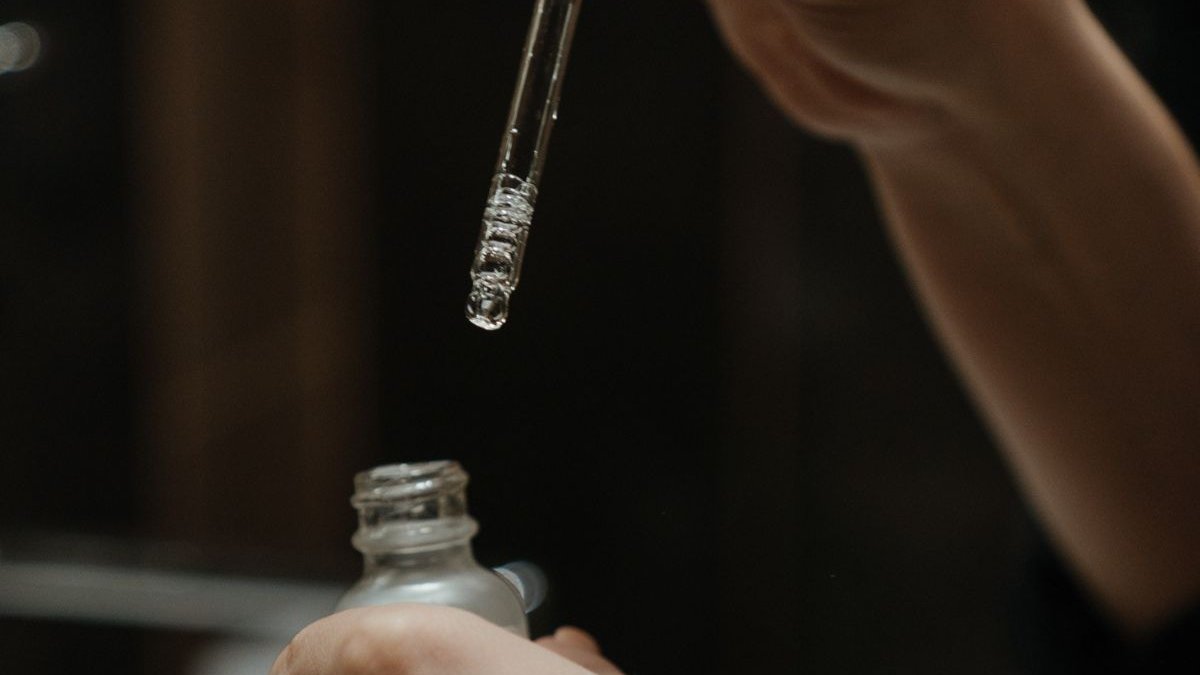 Bakuchiol: Το νέο skincare συστατικό κάνει θαύματα στην επιδερμίδα