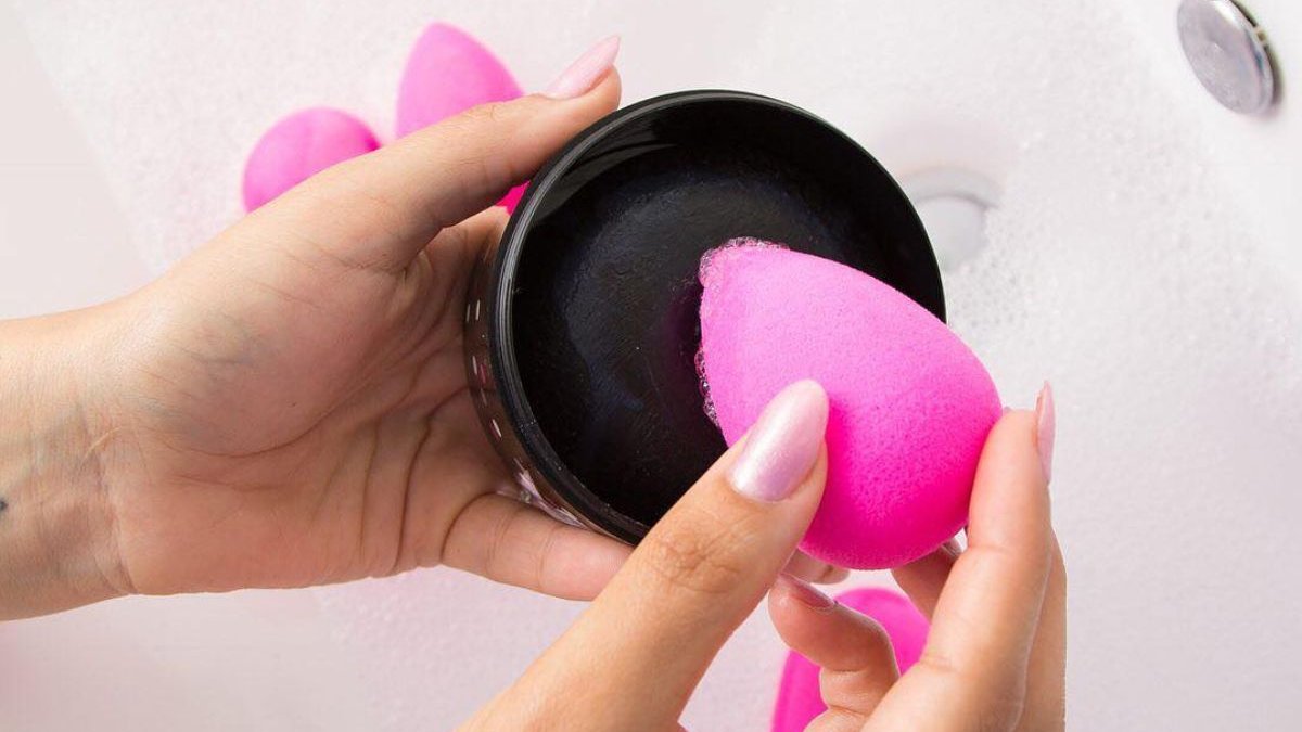 Μάθε κάθε πότε πρέπει να αντικαθιστάς το beauty blender σου