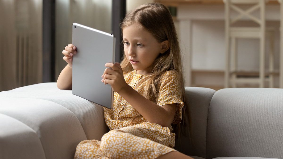 Πανδημία: Διπλασιάστηκε ο χρόνος που περνούν τα παιδιά στις οθόνες (εικόνες)