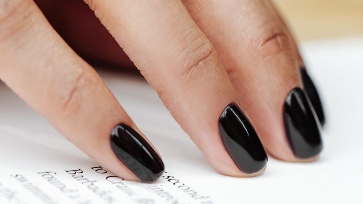 #BlackNails: 10 βερνίκια που αξίζει να έχεις στη συλλογή σου