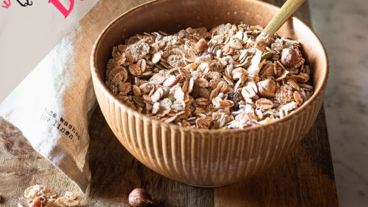 Φτιάξε σπιτικό face scrub με βρώμη για να καταπραΰνεις την ευαίσθητη επιδερμίδα σου