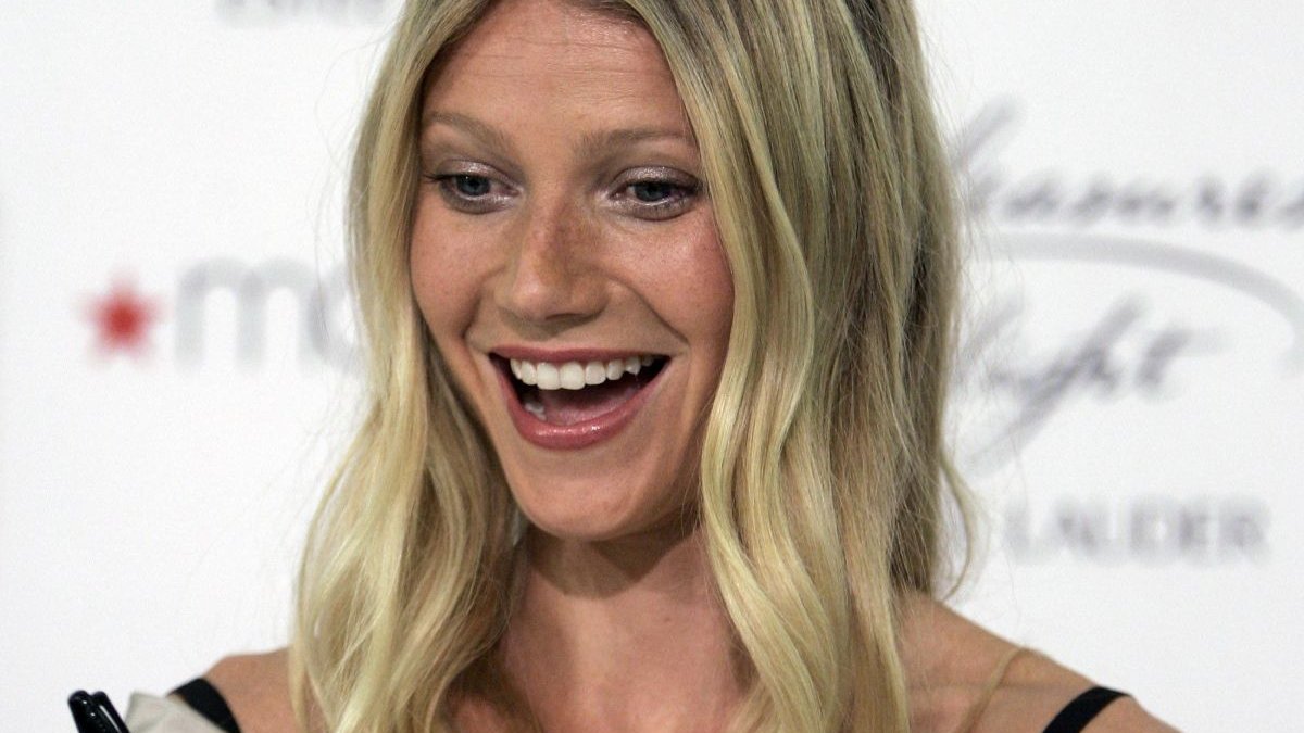 Το εύκολο date night styling trick από τα ‘90s που λατρεύει η Gwyneth Paltrow και η Rihanna