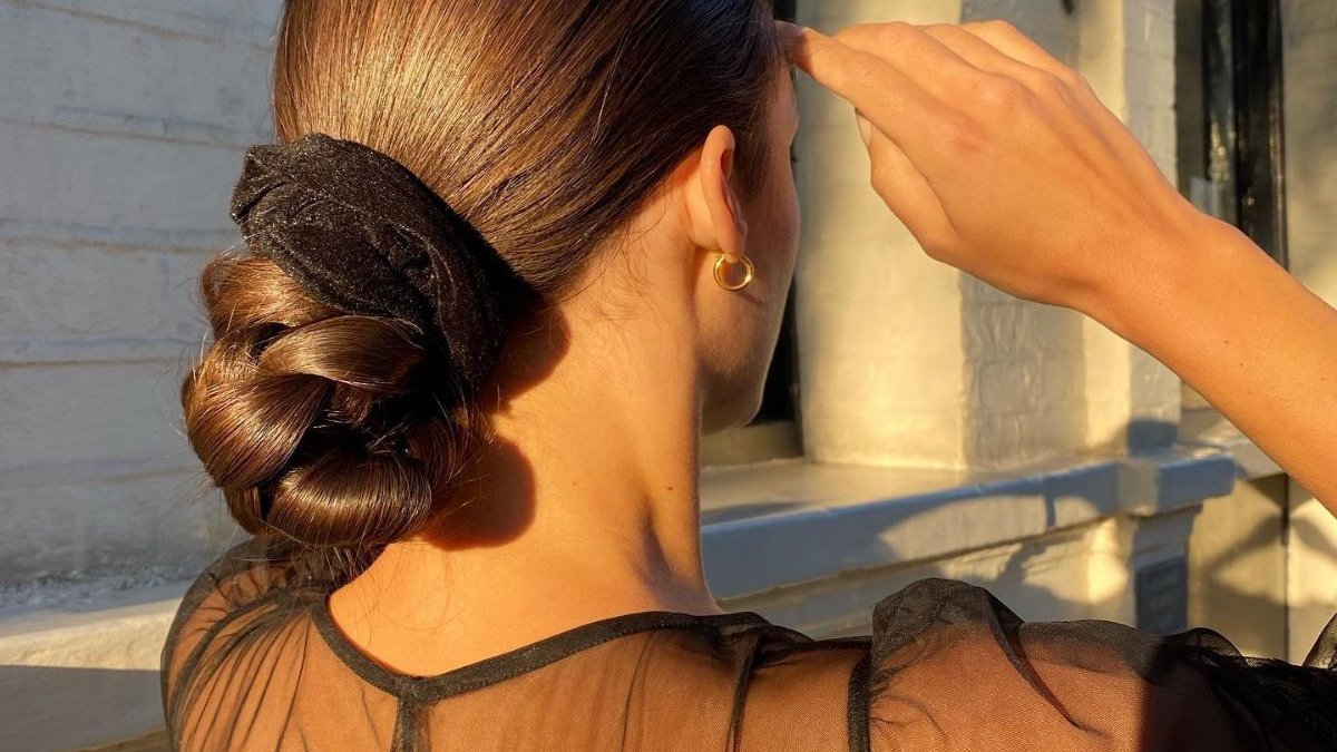 5 εύκολοι τρόποι να φορέσεις τα scrunchies στα μαλλιά