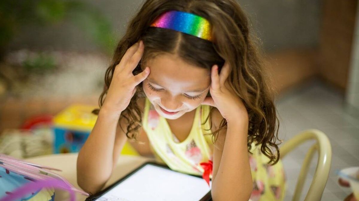 Έρευνα: Τα περισσότερα παιδιά κάτω των 5 ετών περνούν πολύ χρόνο μπροστά στην οθόνη