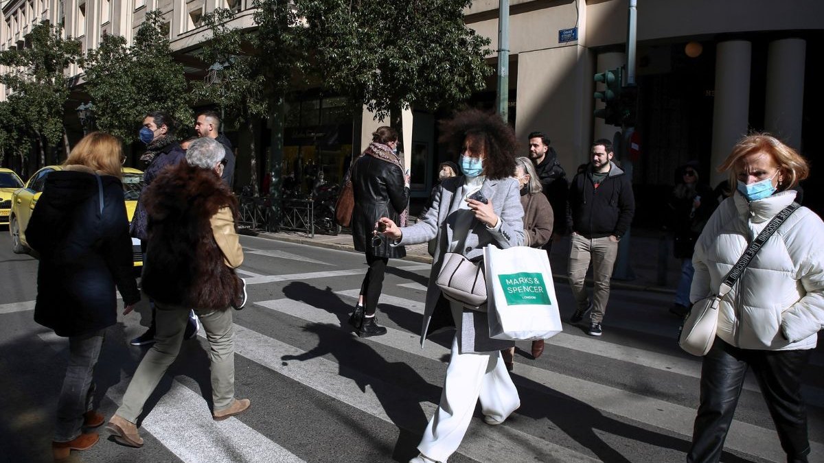 Μάσκες: Σε ποιους χώρους θα μείνουν και το καλοκαίρι – Τι εξετάζεται για σούπερ μάρκετ, κoμμωτήρια