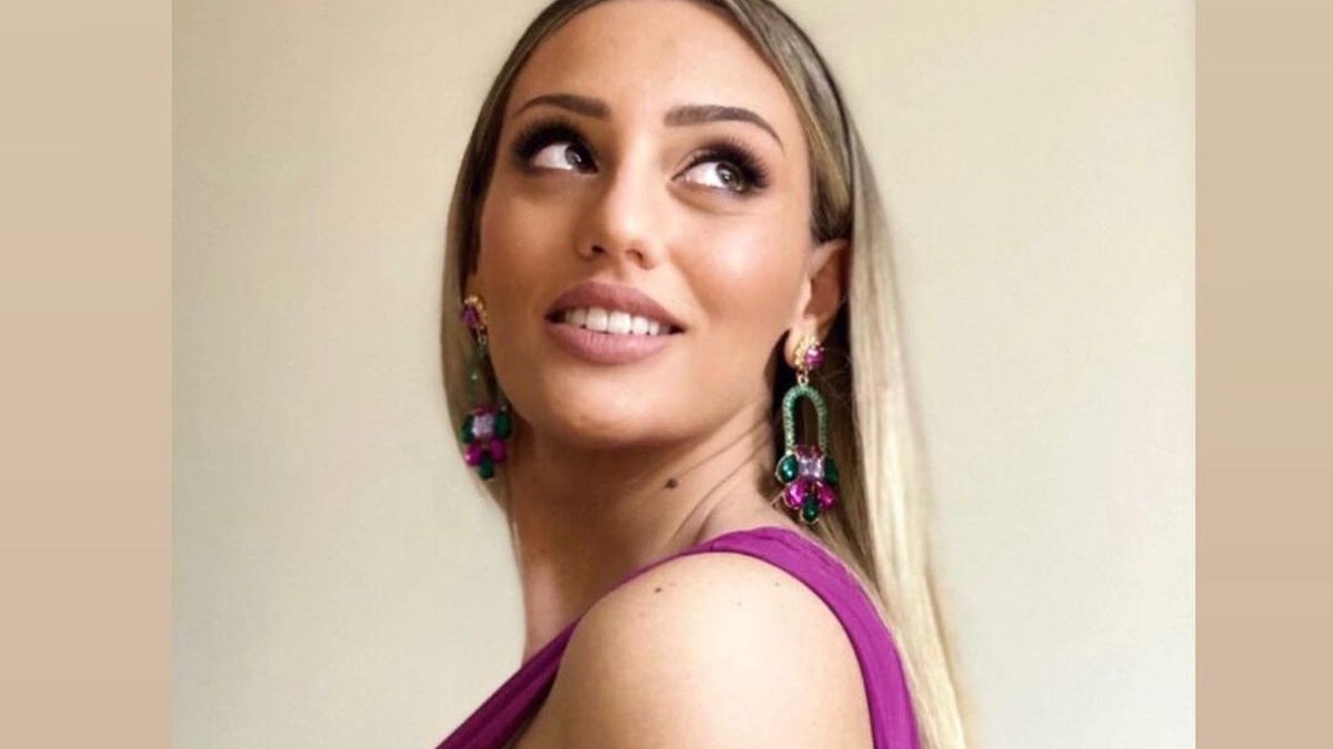 Συγκλονίζει η Άννα Κορακάκη για τον «θαυμαστή» της: «Έκαψε το αμάξι του συντρόφου μου και 8 ακόμη»