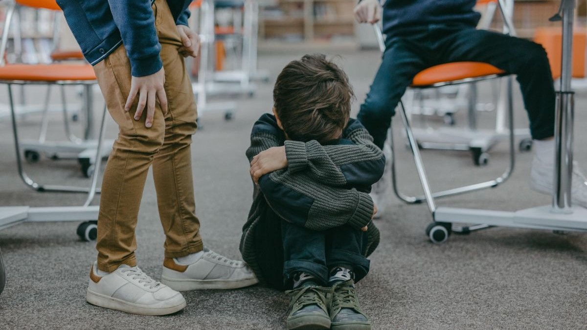 Συγκλονίζει μητέρα μαθητή: «Χτυπούσαν τον γιο μου κάθε μέρα στο σχολείο, του έσπασαν χέρι και πόδι»