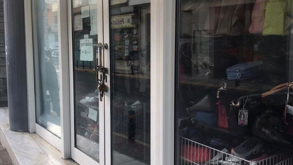 Αιματηρή ληστεία στο Μενίδι - Ανήλικοι Ρομά μαχαίρωσαν ιδιοκτήτρια καταστήματος