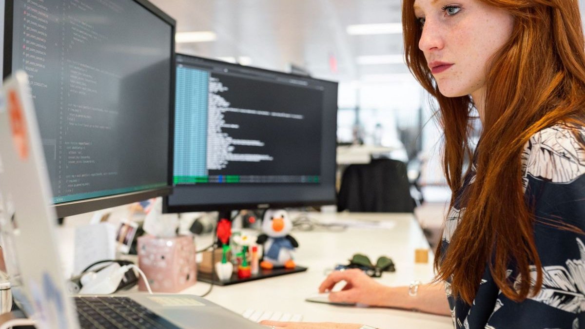 Εσύ οργανώνεις τα emails; Όσα κάνουν οι γυναίκες καριέρας την Παρασκευή για να είναι cool τη Δευτέρα