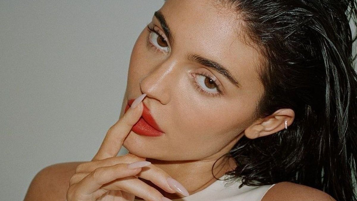 Το manicure που κάνει τα νύχια να φαίνονται σαν παγωτό βανίλια