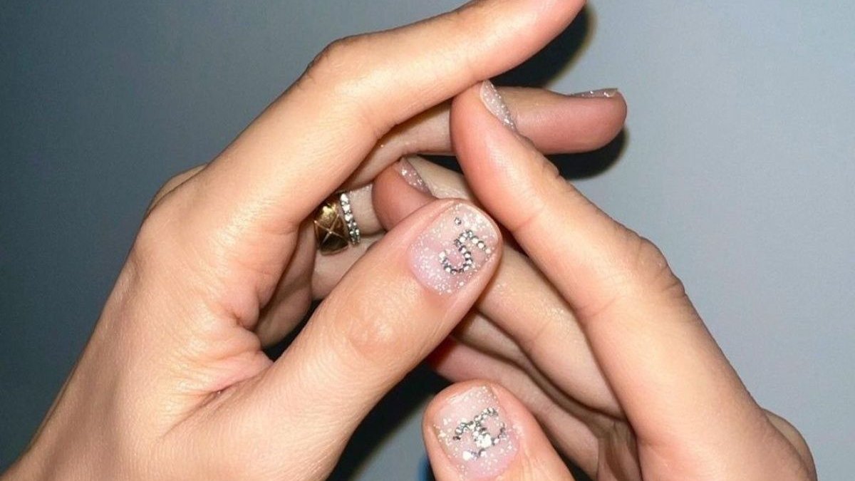 Logo nails! Η νέα τάση που χαρίζει μία δόση πολυτέλειας