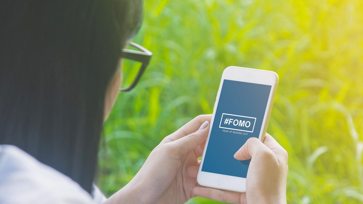 “Φόβος μήπως χάσω κάτι” (FOMO): Γιατί συμβαίνει και πώς να ανακτήσετε τον έλεγχο