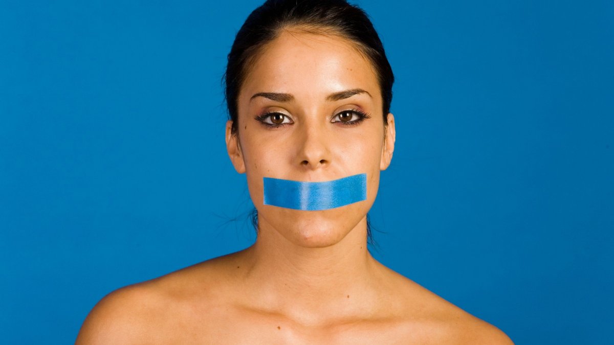 Mouth taping: Τι είναι η τάση που έχει γίνει viral και ποιους κινδύνους κρύβει