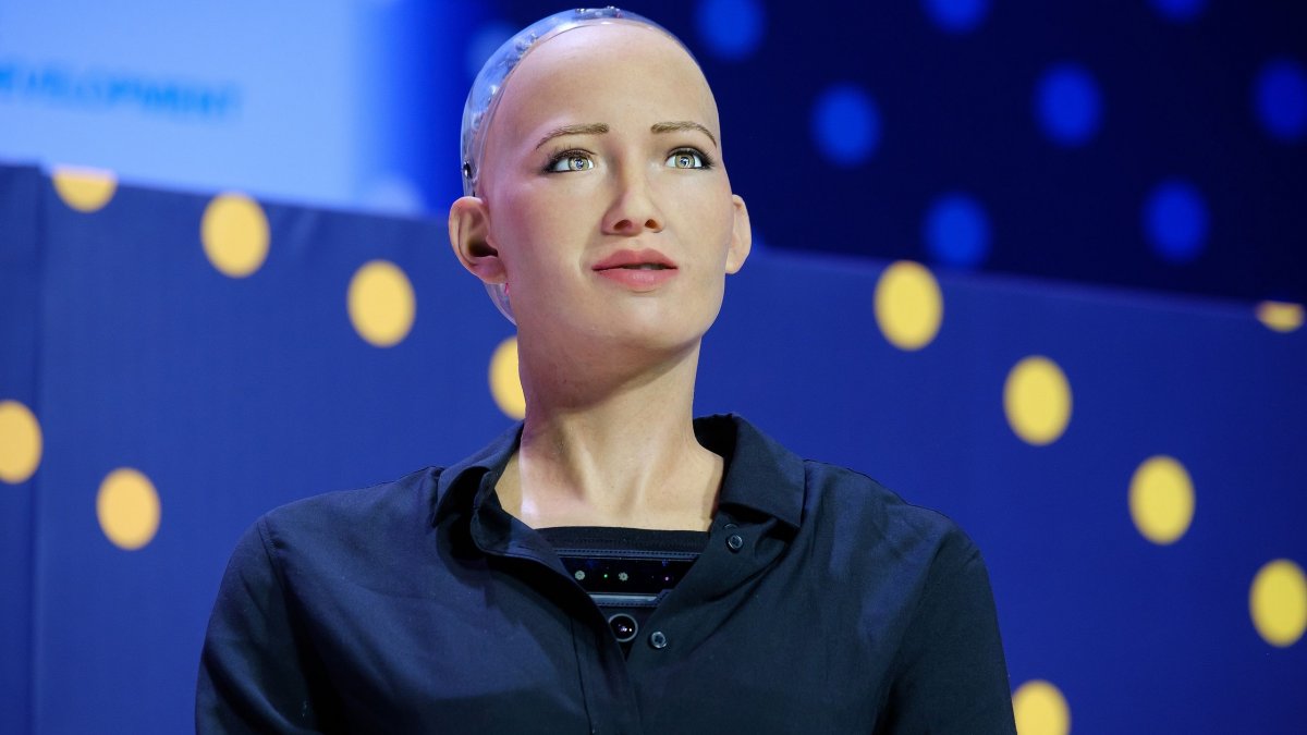 Η Sophia, το ρομπότ AI στη Θεσσαλονίκη - Έχει θέση ένα ρομπότ τεχνητής νοημοσύνης στο φαρμακείο;