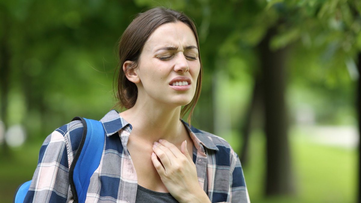 Έχετε υπερβολική βλέννα στον λαιμό; Γιατί συμβαίνει – Τι να κάνετε