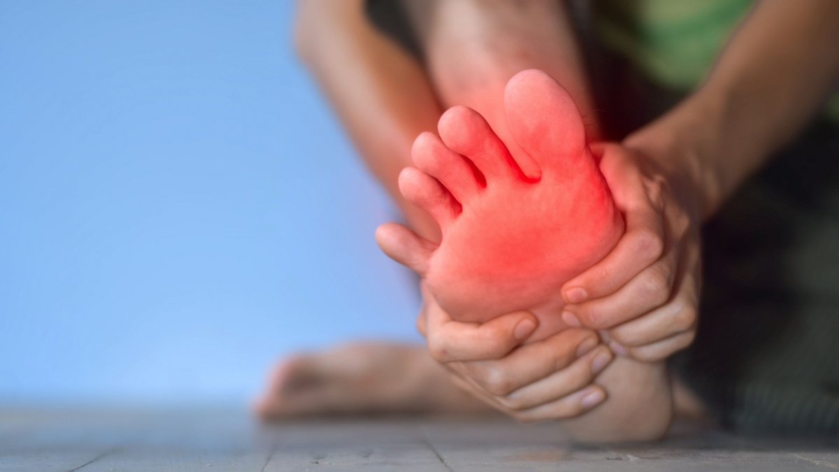 Αίσθημα καύσου στα πόδια: Όλες οι πιθανές αιτίες και τι σημαίνουν για την υγεία σας